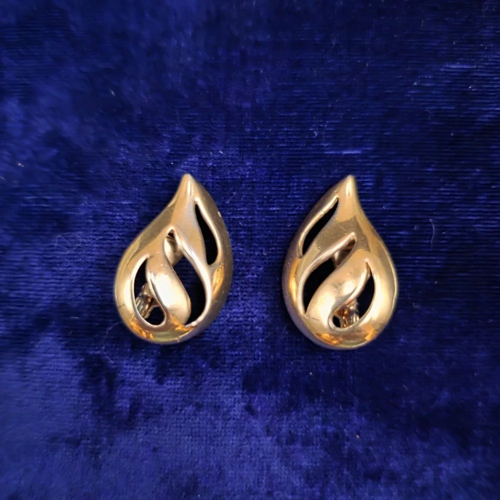 MONET Signed Polished Gold Tone Clip On‎ Earrings 80's Design Vtg Clip-on
